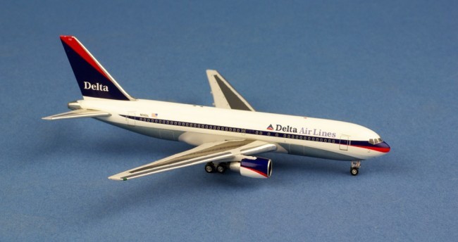 Miniature AeroClassics Delta Air Lines Boeing 767-200 N110DA- 1/400 -