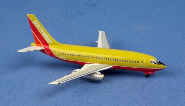 Miniature AeroClassics Southwest Boeing 737-200 N63SW- 1/400 - Miniat