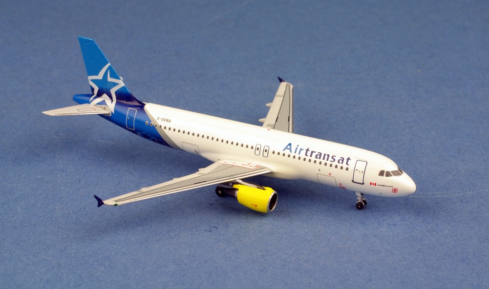 Miniature AeroClassics Air Transat Airbus A320 C-GCKU- 1/400 - Miniat