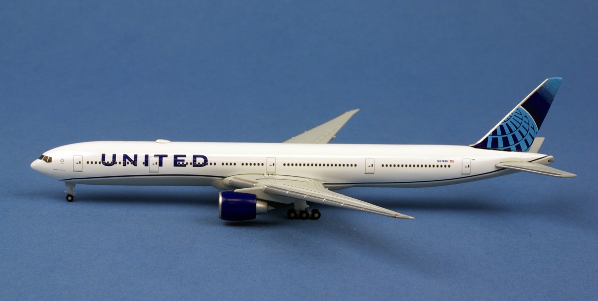 Miniature Herpa Wings United Airlines Boeing 777-300ER N2749U- 1/500 