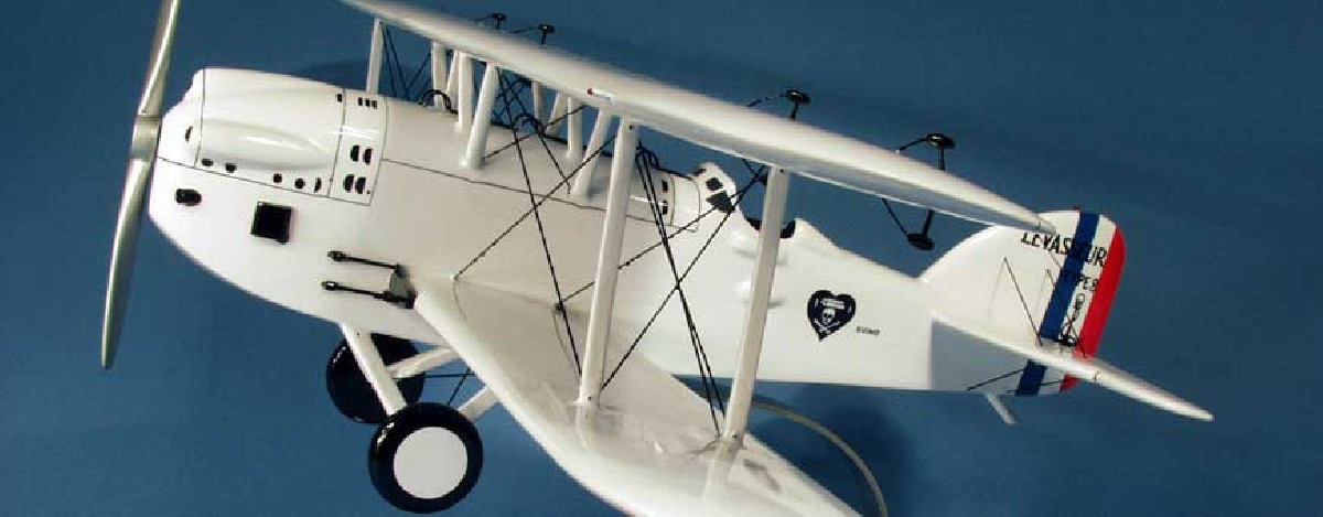 Miniatures d'avion en bois